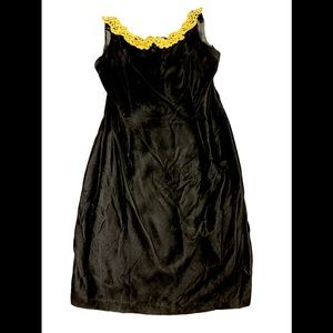 Jessica Mcclintock Gunne Sax
1990s Vintage Black Velvet with gold trim